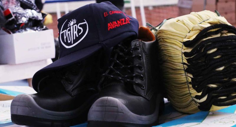 Alcalde de soacha entrega elementos de dotación a recicladores