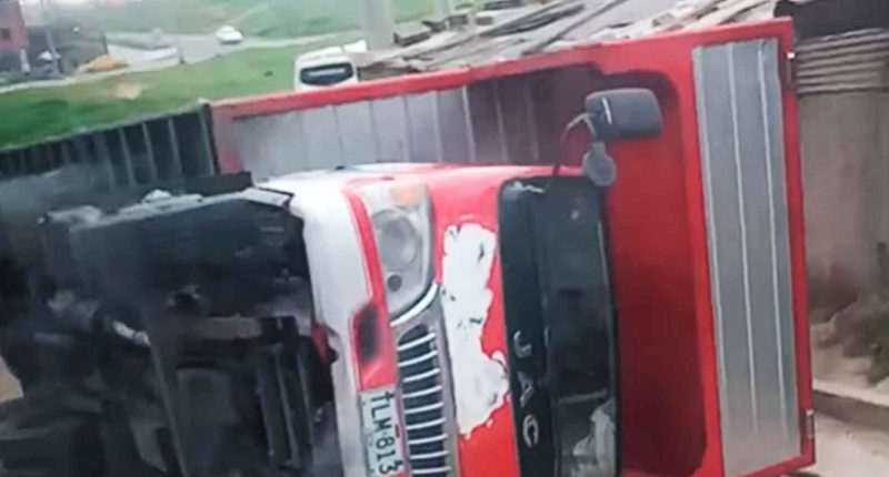 Camión que transpotaba vidrio se volcó en Soacha