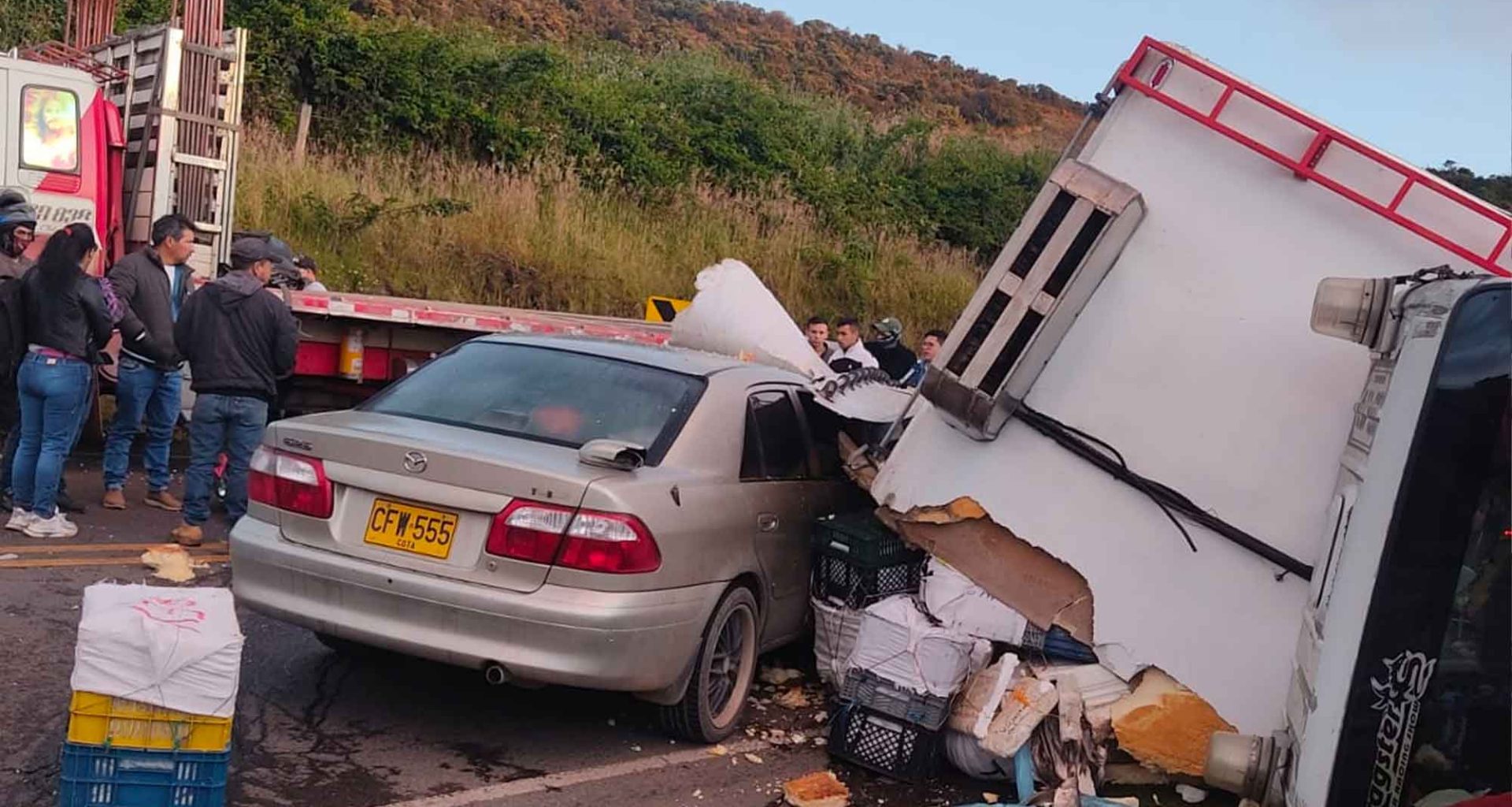 Accidente en la vía Ubaté - Zipaquirá: un furgón volcado y vehículos Dañados