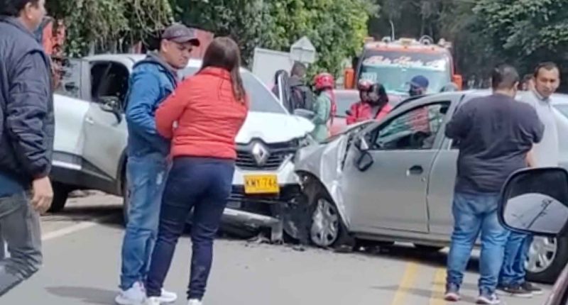 Choque entre dos vehículos en vía Facatativá - El Rosal