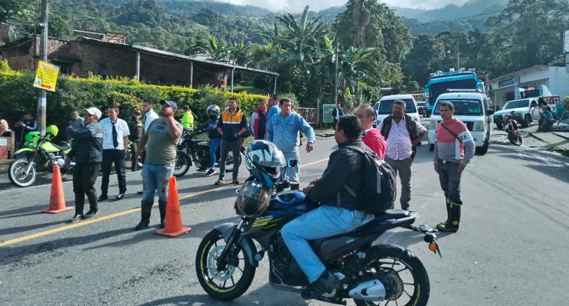 Comunidad del Tequendama bloquea movilidad Soacha - Viotá