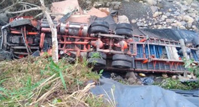 Accidente en la vía Sasaima - Villeta: Tractocamión se sale de la calzada