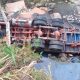 Accidente en la v铆a Sasaima - Villeta: Tractocami贸n se sale de la calzada