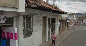 Casa Abandonada en Zipaquirá Pone en Riesgo la Seguridad de los Transeuntes