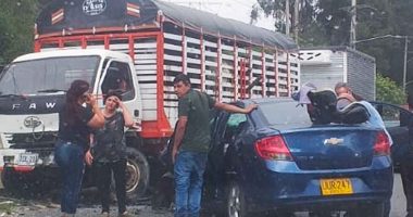 Rescatan a conductor atrapado tras choque en la vía Cajicá - Tabio