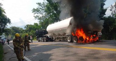 Incendio de tractomula en la vía que conduce de Villeta a Guaduas