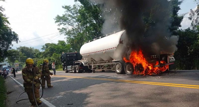 Incendio de tractomula en la vía que conduce de Villeta a Guaduas