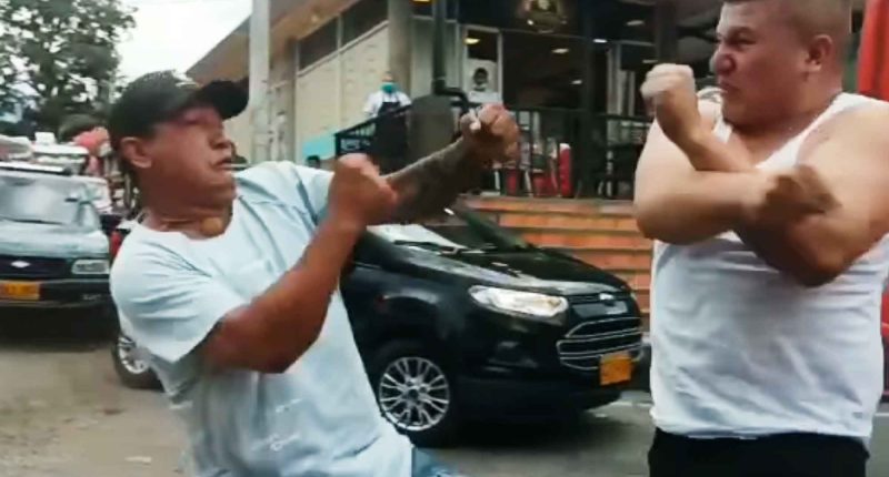 La Vega, Cundinamarca: Pelea en vía pública entre conductores de taxi y bus