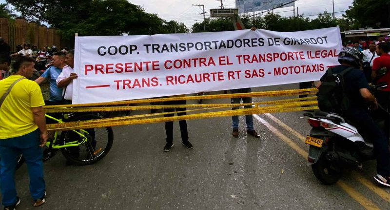 Conductores de Transporte Público de Girardot bloquean la vía a Ricaurte por falta de control al transporte informal