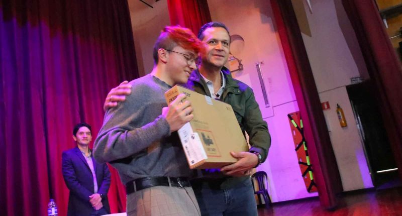 Jóvenes con altos puntajes en Saber 11 en Soacha, son premiados por su excelencia académica