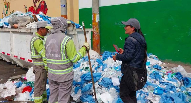 Residuos hospitalarios inadecuadamente arrojados a la vía pública en Facatativá