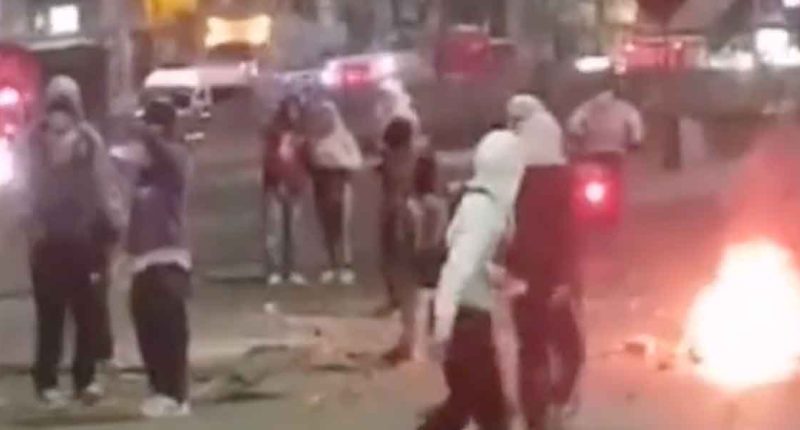 Encapuchados Bloquean la Autopista sur en la calle 22 de Soacha