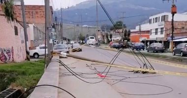 Poste eléctrico caído en la Calle 15 de Facatativá: vecinos demandan solución urgente