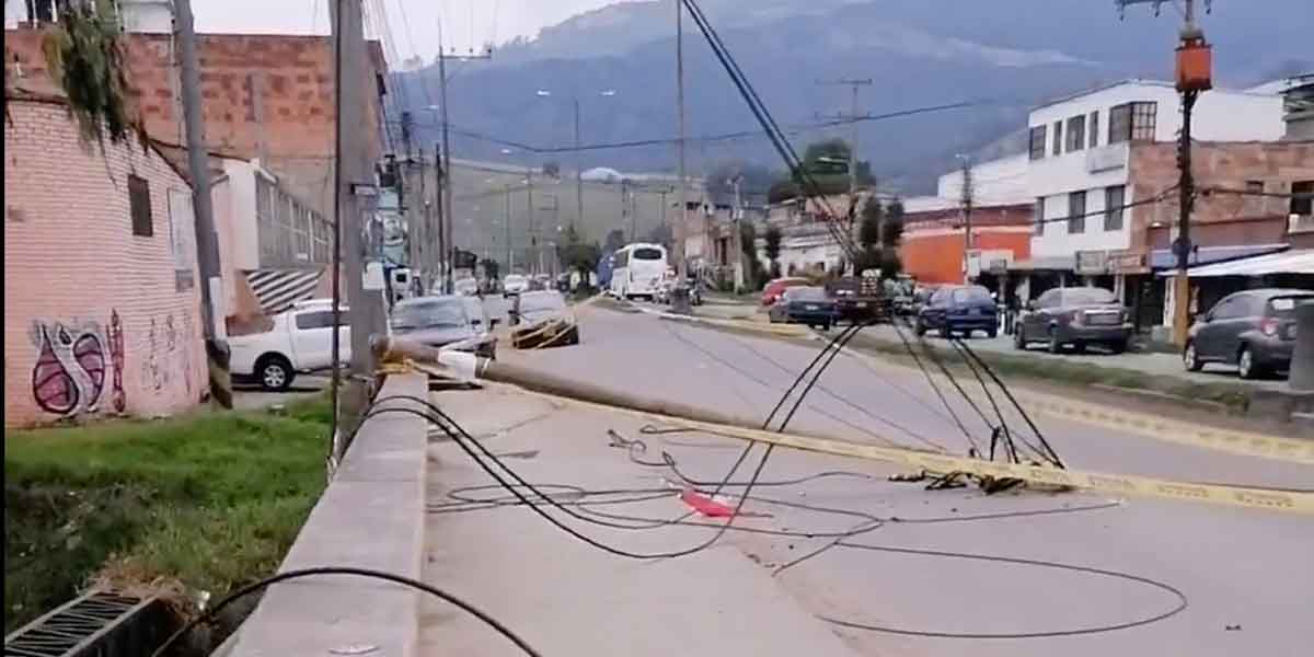 Poste eléctrico caído en la Calle 15 de Facatativá: vecinos demandan solución urgente