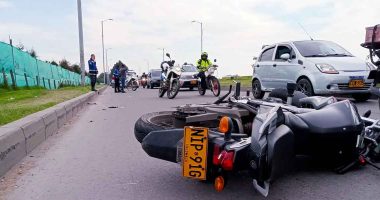 Trágico accidente en Avenida Terreros: motociclista pierde la vida tras chocar contra poste