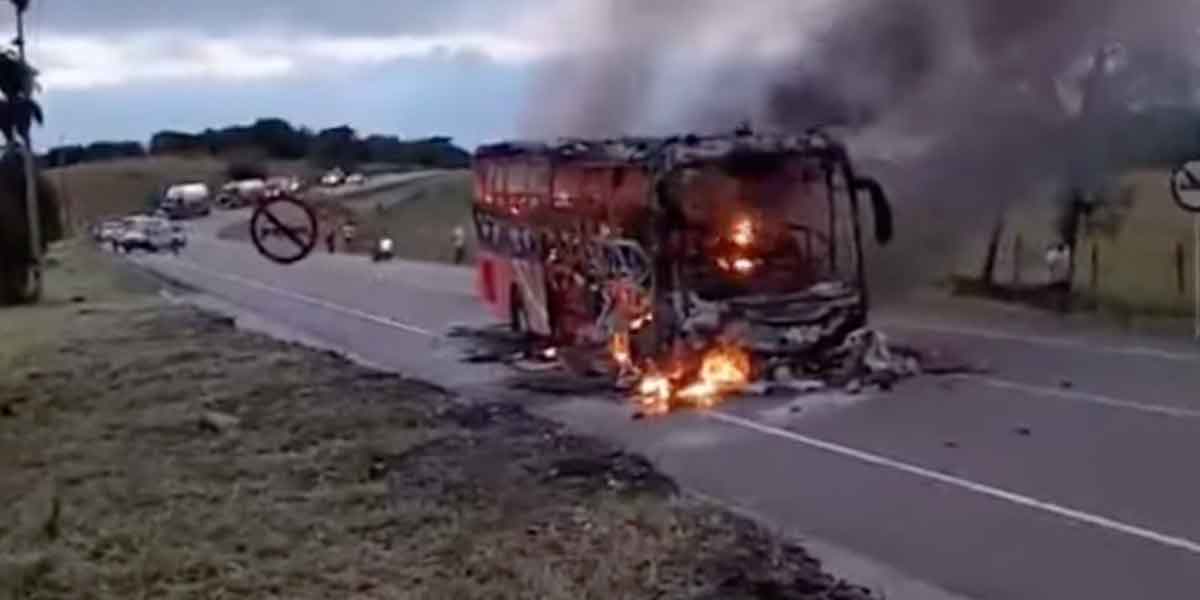 Impactante accidente en Cumaral - Paratebueno: entre motocicleta y bus causa congestión
