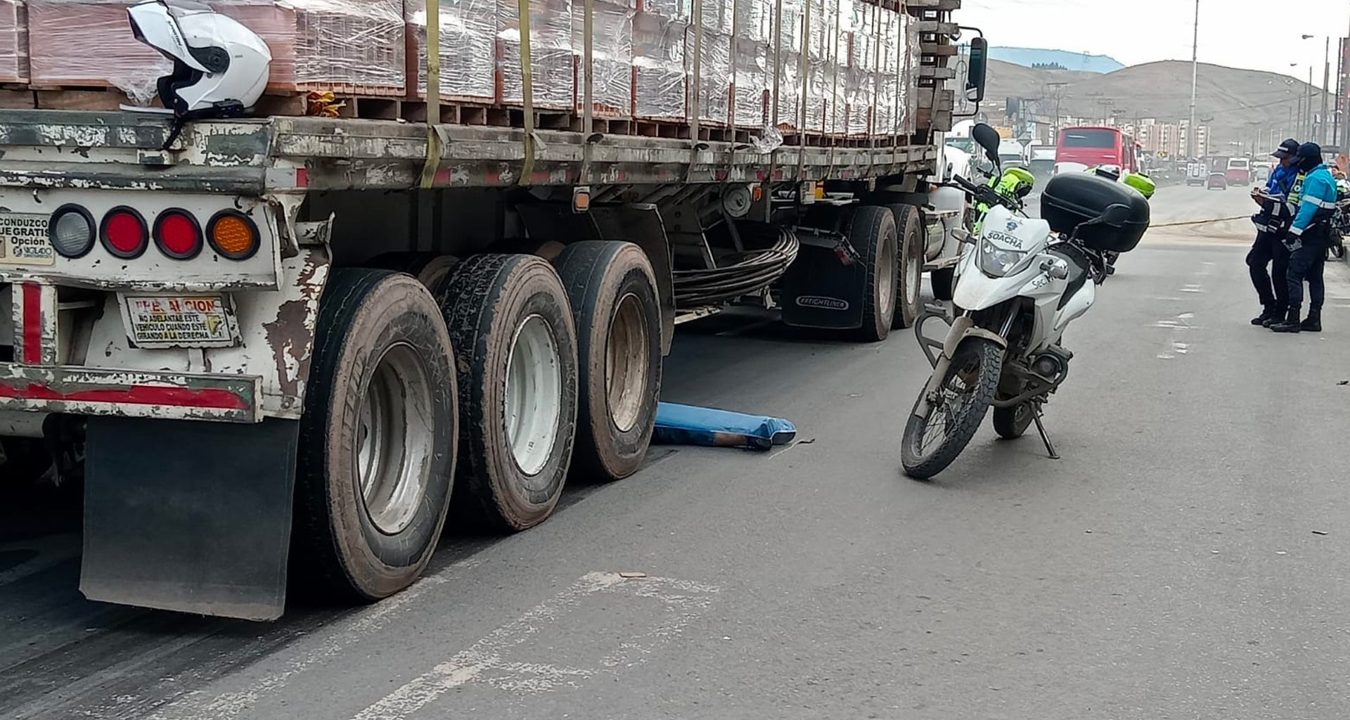 Accidente en Autopista Soacha-Girardot: Tractomula Arrolla a Peatón