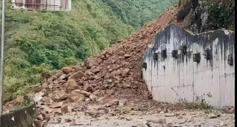 Guayabetal: deslizamiento de tierra tras sismo, afecta a una familia y hay cierre en la vía