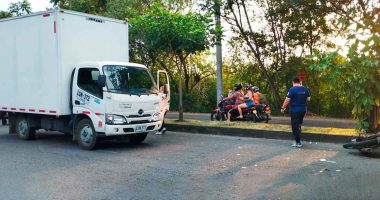 Pareja en Motocicleta resulta Herida en Choque con Furgón