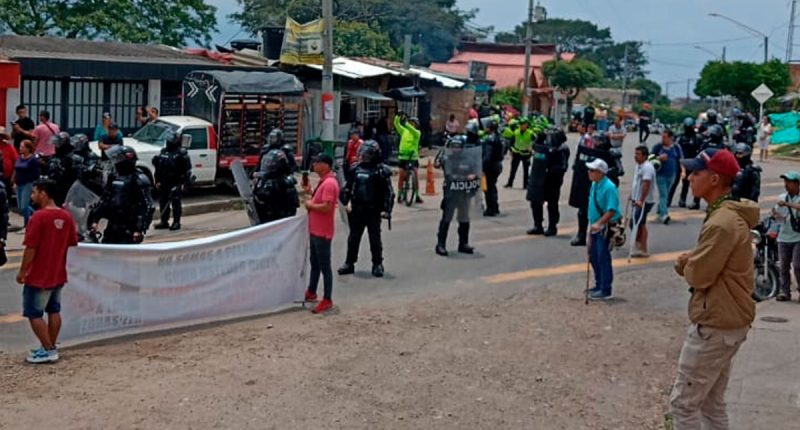 Protesta por cobro de estacionamiento y bloqueo de la vía La Mesa - Bogotá