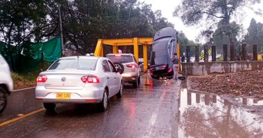Accidente en la vía perimetral de Funza deja un vehículo colgado en barrera de acceso