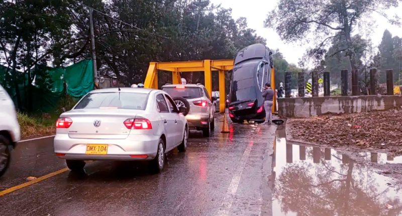Accidente en la vía perimetral de Funza deja un vehículo colgado en barrera de acceso