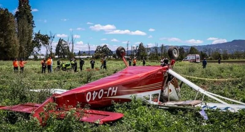 El Cuerpo de Bomberos de Cundinamarca atiende la emergencia tras la caída de una aeronave en Chía. Conoce los detalles sobre la operación de socorro y las recomendaciones de las autoridades aquí.