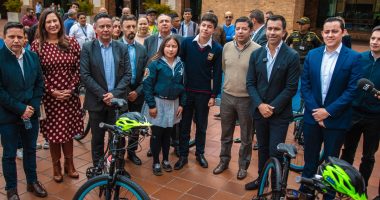 Cundinamarca avanza hacia una movilidad segura con la entrega de bicicletas y motocicletas