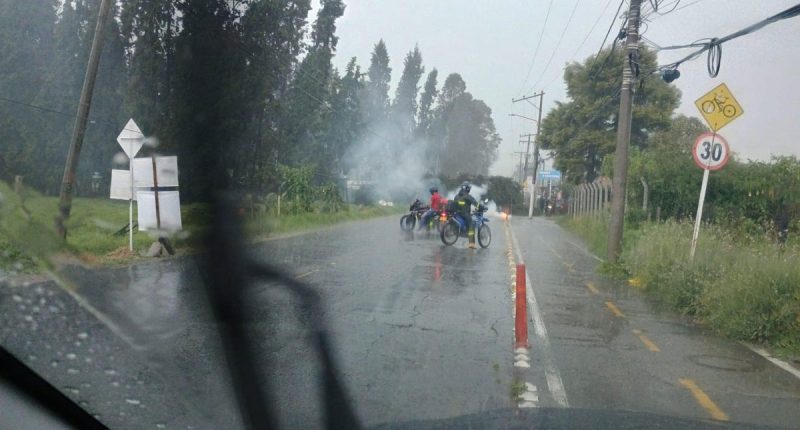 Vía Guaymaral en Chía obstruida por caída de árboles