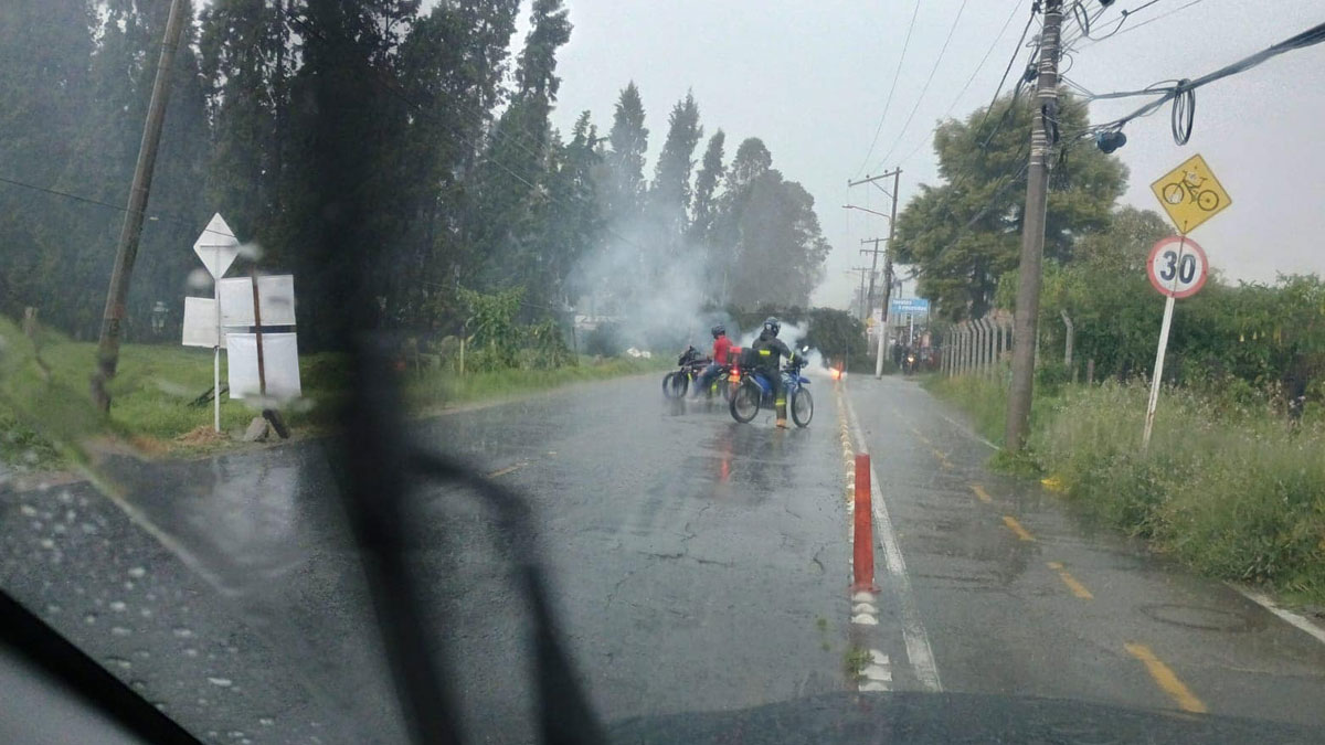 Vía Guaymaral en Chía obstruida por caída de árboles