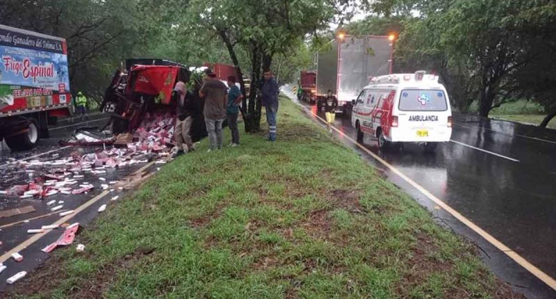 Accidente en la variante Melgar-Flandes deja un lesionado y pérdida de mercancía