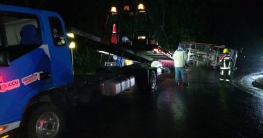 Nuevo accidente en la vía El Colegio - Viotá Furgón obstruye ambos carriles en el sector Calichana