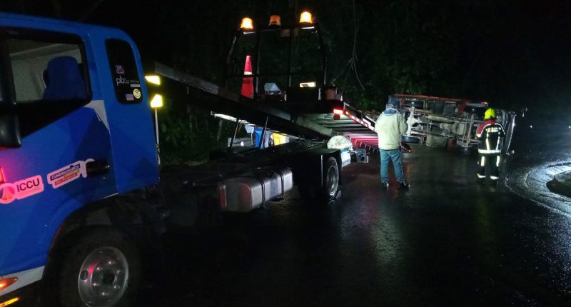 Nuevo accidente en la vía El Colegio - Viotá Furgón obstruye ambos carriles en el sector Calichana