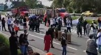 Estudiantes y comunidad bloquean la vía Bogotá-Girardot en demanda de infraestructura segura