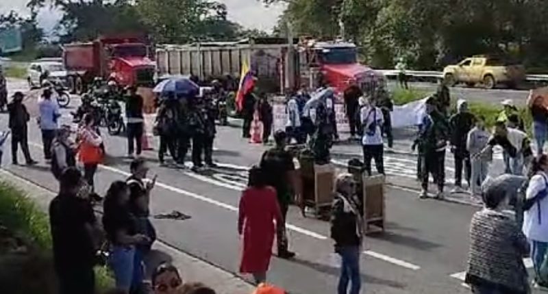 Estudiantes y comunidad bloquean la vía Bogotá-Girardot en demanda de infraestructura segura