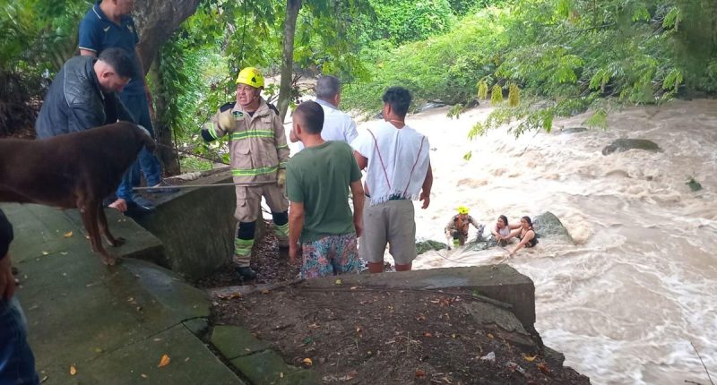 Tres personas atrapadas en el río Lindo en Viotá son puestas a salvo
