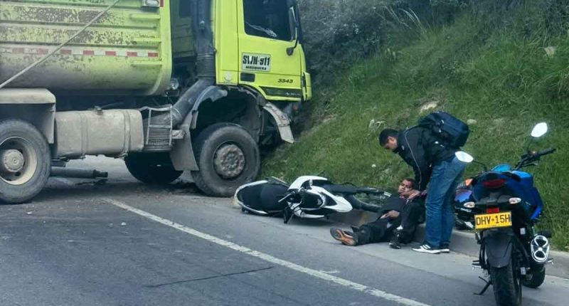 Accidente múltiple en la vía Mosquera-Soacha deja vehículos destrozados y heridos