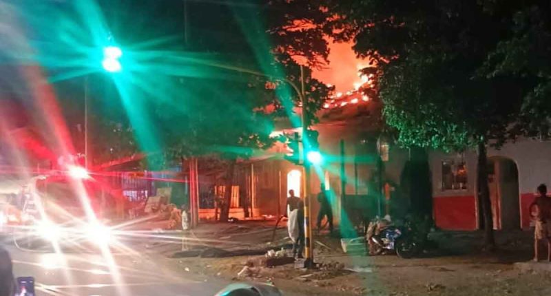 Fuerte incendio consume tres viviendas en Girardot