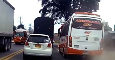Conductor de buseta realiza peligrosa maniobra en la vía Facatativá-Bogotá