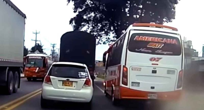 Conductor de buseta realiza peligrosa maniobra en la vía Facatativá-Bogotá