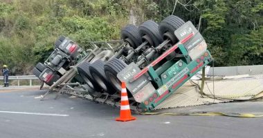 Vehículo de carga sufre volcamiento en la vía Fusagasugá-Bogotá
