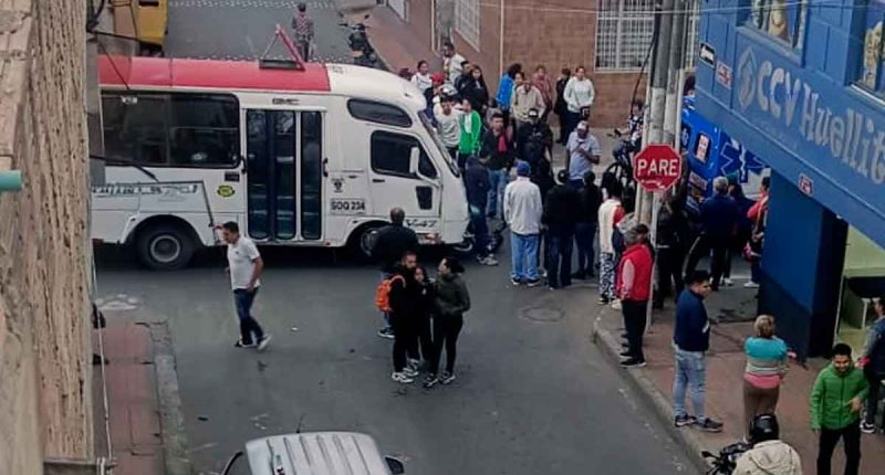 Accidente en el centro de Soacha: motociclista en estado de embriaguez impacta con un colectivo
