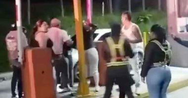 Usuarios levantan talanqueras en el peaje San Miguel por largas filas