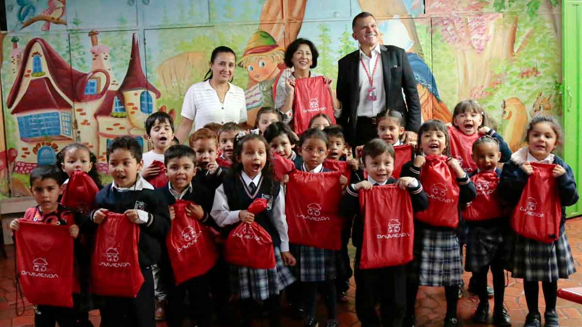 Más de 400 kits escolares fueron entregados a niños y niñas de Chía