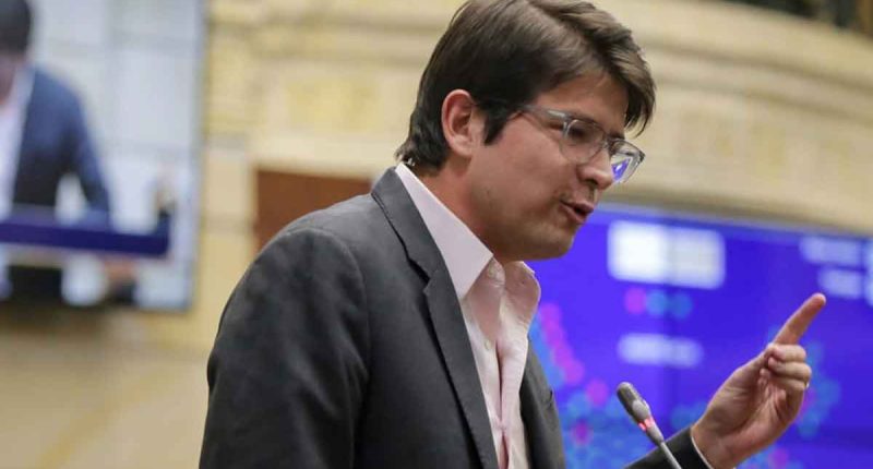 Senador Miguel Uribe Turbay celebra el archivo de la reforma laboral de Petro