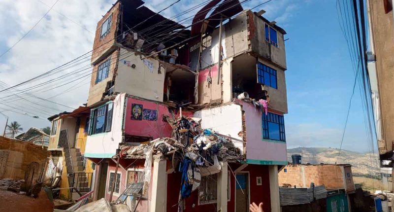 Colapsa vivienda por falla estructural en el sector Los Pinos de Soacha