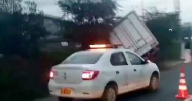 Furgón se sale de la vía en Tocancipá y genera gran congestión