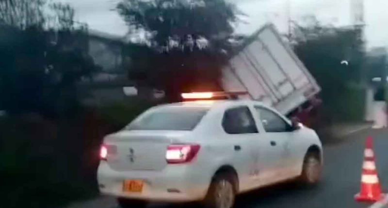 Furgón se sale de la vía en Tocancipá y genera gran congestión