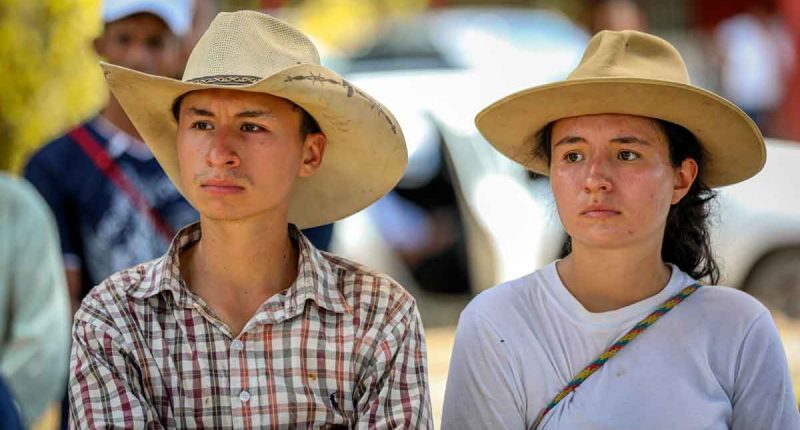 Gobernador Jorge Rey anuncia reconstrucción de viviendas y subsidios para familias afectadas en Medina