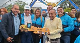 Gobernador Jorge Rey entrega nueva motoniveladora a Viotá para fortalecer vías terciarias